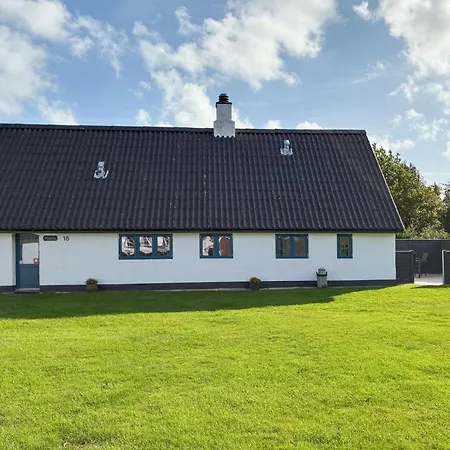 2 Bedroom Awesome In Casa de Férias Ribe